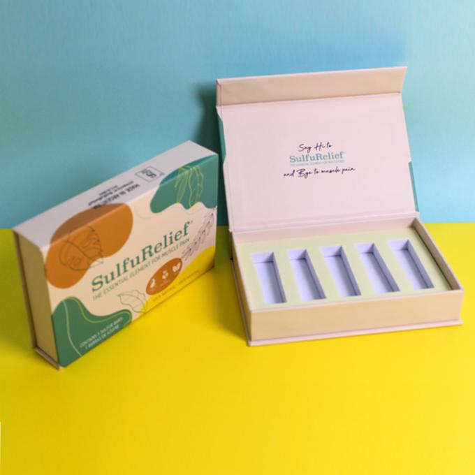 服装のパッケージボックスにカスタムロゴのクローズアップ