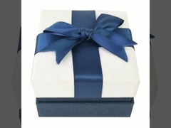 サテンのリボンが付いている立つ青い宝石類のイヤリングのギフト用の箱の贅沢な宝石箱