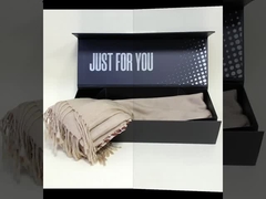 黒く平らなボール紙の郵便利用者は表面を押す注文の銀ぱくを囲む